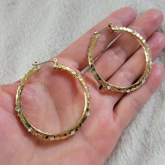 NWOT Elegant Crystal Accented Gold Tone Hammered Hoop Earrings - Picture 3 of 8